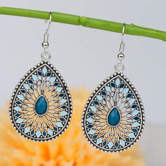 Bohemian Hollow Out Water Drop Glamorous Dangle Earrings - Picture 2 of 5